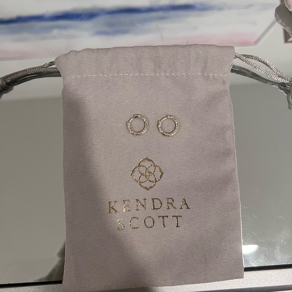 Kendra Scott Maggie Huggie Earrings in Gold Filigree EUC - Picture 1 of 3